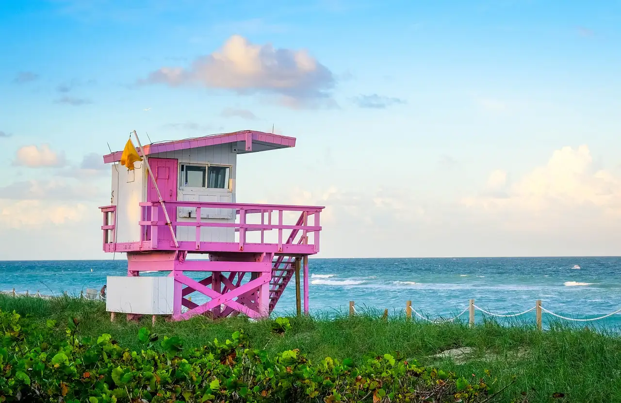 A pink lifeguard tower on South Beach with the sea behind